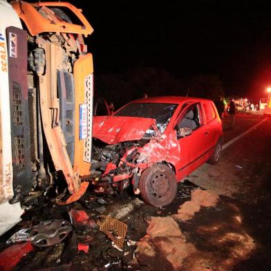 RIO PARDO, RS, BARSIL.2022,03,28.Acidente com seis mortos na BR290, envolvendo quatro veículos, entre eles uma carreta carregada de toras de madeira, e deixa a br inetrditada no km 235.(RONALDO BERNARDI/AGENCIA RBS).<!-- NICAID(15052774) -->