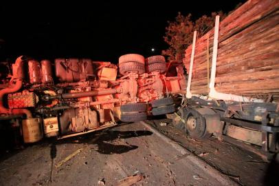 RIO PARDO, RS, BARSIL.2022,03,28.Acidente com seis mortos na BR290, envolvendo quatro veículos, entre eles uma carreta carregada de toras de madeira, e deixa a br inetrditada no km 235.(RONALDO BERNARDI/AGENCIA RBS).<!-- NICAID(15052776) -->