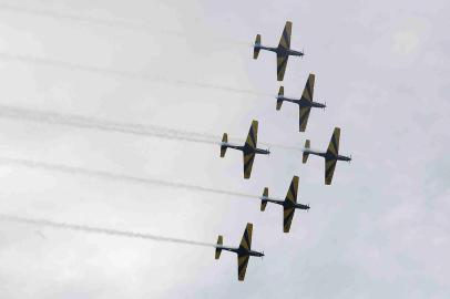 ***  Esquadrilha da Fumaça  ***Esquadrilha da FumaçaComposta de sete aeronaves a Esquadrilha da Fumaça, levou o público ao delirio com show de manobras na Festa do mar,<!-- NICAID(1923377) -->