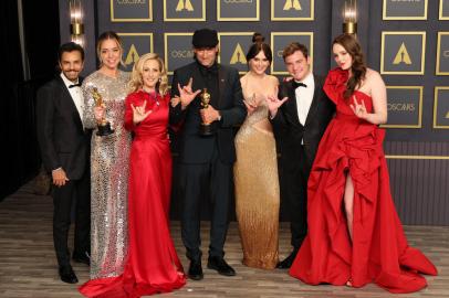 HOLLYWOOD, CALIFORNIA - MARCH 27: (L-R) Eugenio Derbez, Sian Heder, Marlee Matlin, Troy Kotsur, Emilia Jones, Daniel Durant and Amy Forsyth, winners of the Best Picture award for CODA, pose in the press room at the 94th Annual Academy Awards at Hollywood and Highland on March 27, 2022 in Hollywood, California.   David Livingston/Getty Images /AFP (Photo by David Livingston / GETTY IMAGES NORTH AMERICA / Getty Images via AFP)<!-- NICAID(15053047) -->