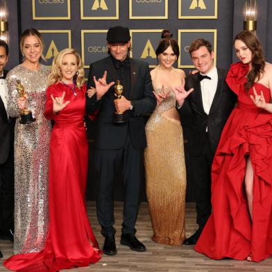 HOLLYWOOD, CALIFORNIA - MARCH 27: (L-R) Eugenio Derbez, Sian Heder, Marlee Matlin, Troy Kotsur, Emilia Jones, Daniel Durant and Amy Forsyth, winners of the Best Picture award for CODA, pose in the press room at the 94th Annual Academy Awards at Hollywood and Highland on March 27, 2022 in Hollywood, California.   David Livingston/Getty Images /AFP (Photo by David Livingston / GETTY IMAGES NORTH AMERICA / Getty Images via AFP)<!-- NICAID(15053047) -->