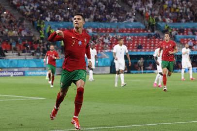 Portugals forward Cristiano Ronaldo celebrates after scoring a second penalty kick during the UEFA EURO 2020 Group F football match between Portugal and France at Puskas Arena in Budapest on June 23, 2021. (Photo by BERNADETT SZABO / POOL / AFP)Editoria: SPOLocal: BudapestIndexador: BERNADETT SZABOSecao: soccerFonte: POOLFotógrafo: STR<!-- NICAID(14816384) -->