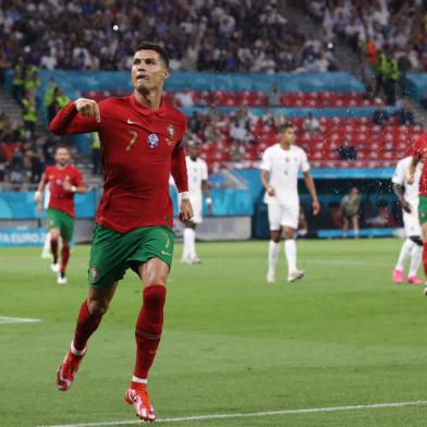 Portugals forward Cristiano Ronaldo celebrates after scoring a second penalty kick during the UEFA EURO 2020 Group F football match between Portugal and France at Puskas Arena in Budapest on June 23, 2021. (Photo by BERNADETT SZABO / POOL / AFP)Editoria: SPOLocal: BudapestIndexador: BERNADETT SZABOSecao: soccerFonte: POOLFotógrafo: STR<!-- NICAID(14816384) -->