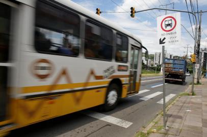 PORTO ALEGRE, RS, BRASIL, 11/02/2019: Faixa azul exclusiva para ônibus e câmeras de segurança são instaladas na Avenida Ipiranga. (CAMILA DOMINGUES/AGÊNCIA RBS)<!-- NICAID(13953483) -->