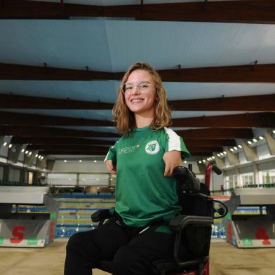 CAXIAS DO SUL, RS, BRASIL, 24/03/2022. Larissa Rodrigues, 17 anos, do município de Ipê, é atleta paralímpica de natação classe S3. Ela realiza sua rotina de treinos no Clube Recreio da Juventude, sob orientação da treinadora Daniela Hollweg Gonzalez.  (Bruno Todeschini/Agência RBS)<!-- NICAID(15050087) -->