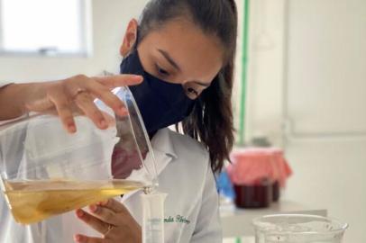 O trabalho ¿Desenvolvimento de celulose bacteriana produzida a partir dos resíduos do processamento de uva¿, da aluna Amanda Ribeiro Machado, do curso Técnico em Administração Integrado ao Ensino Médio do Campus Osório do IFRS, recebeu três prêmios na 20ª Feira Brasileira de Ciências e Engenharia (Febrace), promovida pela Universidade de São Paulo<!-- NICAID(15052905) -->