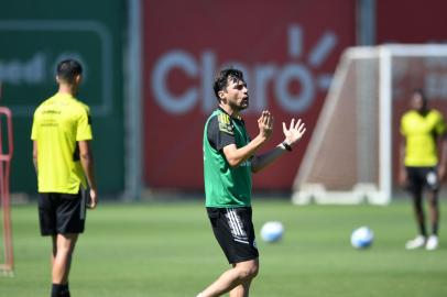 O técnico Alexander Medina comanda treino do Inter no CT Parque Gigante.<!-- NICAID(15053426) -->