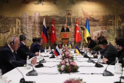 This handout photo released by the Turkish presidential press service on March 29, 2022, shows Turkish President Recep Tayyip Erdogan opening Ukrainian-Russian talks in Istanbul. - Turkish President Recep Tayyip Erdogan told Russian and Ukrainian delegations due to resume face-to-face talks on Tuesday that both parties have legitimate concerns. (Photo by Murat CETIN MUHURDAR / TURKISH PRESIDENTIAL PRESS SERVICE / AFP) / RESTRICTED TO EDITORIAL USE - MANDATORY CREDIT AFP PHOTO / TURKISH PRESIDENTIAL PRESS SERVICE / MURAT CETIN MUHURDAAR - NO MARKETING - NO ADVERTISING CAMPAIGNS - DISTRIBUTED AS A SERVICE TO CLIENTS<!-- NICAID(15053645) -->