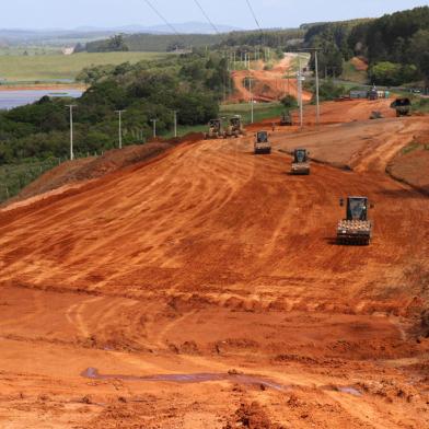 Obras do Exército durante duplicação da BR-116. Foto: Comando Militar do Sul / Divulgação<!-- NICAID(15053665) -->