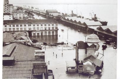 PÁGINA: 62A Avenida Mauá, o Cais do Porto e a estação ferroviária Ildefonso Pinto debaixo dágua na grande enchente que assolou Porto Alegre, em 1941. Fonte: MUSEU HIPÓLITO JOSÉ DA COSTA<!-- NICAID(159593) -->