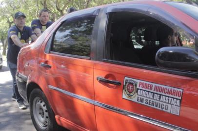 Oficiais de Justiça do RS simulam uma pane seca na frente do Tribunal de Justiça. Eles reinvindicam reajuste no auxílio condução, que é pago para que utilizem seus carros particulares para dar cumprimento as ordens judiciais. O valor é o mesmo desde 2014, quando o preço do combustível era R$ 2,90.<!-- NICAID(15053771) -->