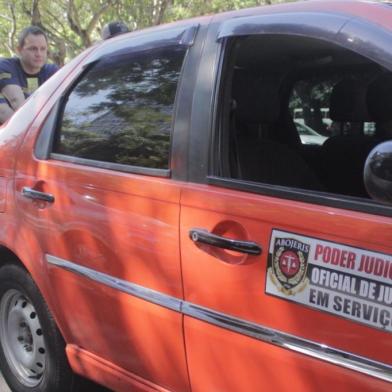 Oficiais de Justiça do RS simulam uma pane seca na frente do Tribunal de Justiça. Eles reinvindicam reajuste no auxílio condução, que é pago para que utilizem seus carros particulares para dar cumprimento as ordens judiciais. O valor é o mesmo desde 2014, quando o preço do combustível era R$ 2,90.<!-- NICAID(15053771) -->