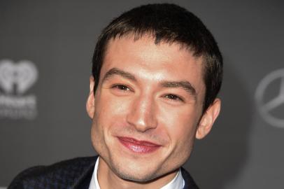 US actor Ezra Miller poses as he arrives for the world premiere of Warner Bros. Pictures film Justice League at The Dolby Theatre in Hollywood, California on November 13, 2017. (Photo by Robyn Beck / AFP)Editoria: ACELocal: HollywoodIndexador: ROBYN BECKSecao: cinemaFonte: AFPFotógrafo: STF<!-- NICAID(15038228) -->