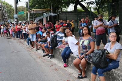 Greve dos rodoviários no Rio de JaneiroRJ - GREVE/RODOVIÁRIOS - GERAL - Passageiros enfrentam longas filas na Central do Brasil, no centro da cidade do   Rio de Janeiro, na manhã desta terça-feira, 29 de março de 2022. Sem acordo com as   empresas de ônibus, rodoviários decidiram entrar em greve por tempo indeterminado.   A paralisação dos transportes de passageiros da cidade, incluindo os BRTs, começa   a partir de zero hora desta terça-feira, 29. A categoria pede melhorias salariais   e das condições de trabalho. Atualmente, quase 19 mil rodoviários no município do   Rio transportam diariamente três milhões de pessoas.   29/03/2022 - Foto: JOSE LUCENA/THENEWS2/ESTADÃO CONTEÚDOEditoria: GERALLocal: RIO DE JANEIROIndexador: JOSE LUCENAFonte: TheNews2Fotógrafo: THENEWS2<!-- NICAID(15053853) -->