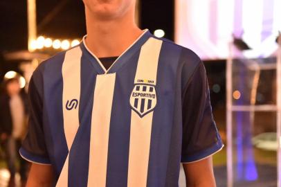 Esportivo apresenta identidade visual renovada. Também há um novo desenho das camisetas de jogos, com disposição das listras reconfiguradas mas com a manutenção das cores azul e branco.<!-- NICAID(15053936) -->