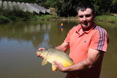 CAXIAS DO SUL, RS, BRASIL, 28/03/2022. Os irmãos Rodrigo, 39 e Fernando Zangalli, 36, se preparam para vender Carpas e Bagres na Feira do Peixe Vivo deste ano em Caxias. Na foto, Rodrigo Zangalli. (Bruno Todeschini/Agência RBS)<!-- NICAID(15053135) -->