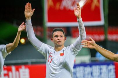 Chinas Brazilian-born forward Elkeson, Chinese name Ai Kesen, greets the crowd at the end of the Qatar 2022 FIFA World Cup second round Group A qualification football match between Maldives and Chian at Rasmee Dhandu National Stadium in Male on September 10, 2019. (Photo by Ahmed SHURAU / AFP)Editoria: SPOLocal: MaléIndexador: AHMED SHURAUSecao: soccerFonte: AFPFotógrafo: STR<!-- NICAID(15054135) -->