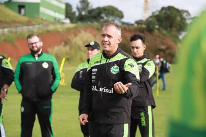 Na preparação para o Brasileiro, Eduardo Baptista comandou treinamento aberta à imprensa nesta quinta-feira (24).<!-- NICAID(15050578) -->