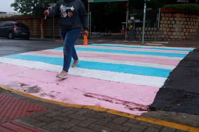 A travessia em frente à Universidade La Salle, em Canoas, está mais colorida. Nesta terça-feira (30), a faixa de pedestres da rua 15 de Janeiro recebeu as cores da bandeira transgênero (azul, rosa e branco) como forma de conscientizar sobre a comunidade trans, que celebra nesta quinta-feira, 31 de março, o Dia Internacional da Visibilidade Transgênero. O caminho leva até a exposição ¿Orgulho de ser: Transformando o dolorido em colorido¿, que será inaugurada no mesmo dia, na universidade.<!-- NICAID(15055356) -->