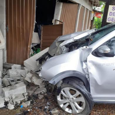 Carro invade tenda na RS-452, entre Caxias e Bom Princípio, e comerciante reivindica retorno de redutor de velocidade. Na foto, estragos causados no local, que fica no quilômetro 22,5<!-- NICAID(15055398) -->