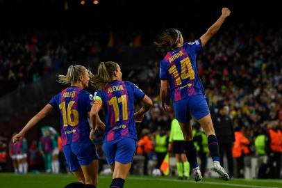 Barcelonas Spanish midfielder Aitana Bonmati (L) celebrates after scoring a goal during the womens UEFA Champions League quarter final second leg football match between FC Barcelona and Real Madrid CF at the Camp Nou stadium in Barcelona on March 30, 2022. (Photo by Josep LAGO / AFP)Editoria: SPOLocal: BarcelonaIndexador: JOSEP LAGOSecao: soccerFonte: AFPFotógrafo: STR<!-- NICAID(15055544) -->