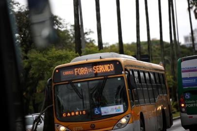 PORTO ALEGRE, RS, BRASIL - 2022.03.30 - Anúncio do fim da operação da linha D43 causa apreensão entre estudantes universitários em Porto Alegre. (Foto: ANDRÉ ÁVILA/ Agência RBS)<!-- NICAID(15055548) -->