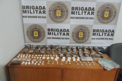 BM de Gramado prende homem de 25 anos com 1,2 quilos de drogas. Durante as buscas veicular foi encontrado uma sacola contendo 50 porções de maconha 1,134 quilos, 51 porções de cocaína (pesando 94,9 gramas), 22 pedras de crack (15,8 gramas), 20 comprimidos de ecstasy, 18 pontos de LSD. Grande quantia em dinheiro e uma balança de precisão. <!-- NICAID(15055817) -->