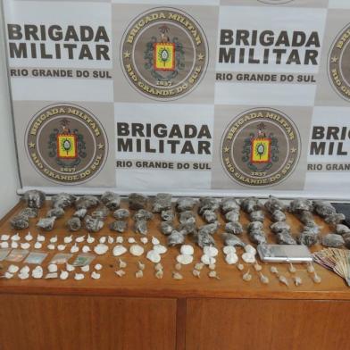 BM de Gramado prende homem de 25 anos com 1,2 quilos de drogas. Durante as buscas veicular foi encontrado uma sacola contendo 50 porções de maconha 1,134 quilos, 51 porções de cocaína (pesando 94,9 gramas), 22 pedras de crack (15,8 gramas), 20 comprimidos de ecstasy, 18 pontos de LSD. Grande quantia em dinheiro e uma balança de precisão. <!-- NICAID(15055817) -->