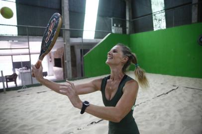 PORTO ALEGRE, RS, BRASIL,  23/03/2022- Mulheres no Beach Tênis. Na foto, Márcia Kuser Araujo, que tem 51 anos. Foto: Félix Zucco / Agencia RBS<!-- NICAID(15048934) -->