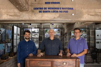 Museu Centro de Memória e História de Santa Lúcia do Piaí, que abre neste sábado, dia 2 de abril. Na foto, à esquerda, Éder DallAgnol dos Santos (pesquisa e organização técnica), José Roberto Boff (ao centro) e Jorge Luiz Andreazza (diretores).<!-- NICAID(15055134) -->