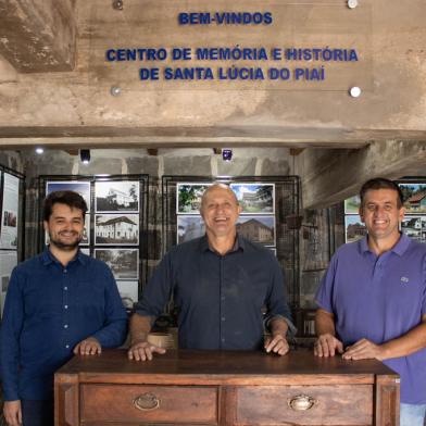 Museu Centro de Memória e História de Santa Lúcia do Piaí, que abre neste sábado, dia 2 de abril. Na foto, à esquerda, Éder DallAgnol dos Santos (pesquisa e organização técnica), José Roberto Boff (ao centro) e Jorge Luiz Andreazza (diretores).<!-- NICAID(15055134) -->