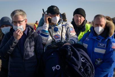 Cosmonautas russos e astronauta norte-americano voltam à Terra após 355 dias no espaço.Ground personnel carry NASA astronaut Mark Vande Hei shortly after the landing of the Soyuz MS-19 space capsule in a remote area outside Dzhezkazgan (Zhezkazgan), Kazakhstan, on March 30, 2022. - A record-breaking US astronaut and two Russian cosmonauts reached Earth on March 30, with tensions between Moscow and the West soaring over Russias invasion of Ukraine, Russias space agency Roscosmos said. NASAs Mark Vande Hei is returning after setting a new record for the single longest spaceflight by a NASA astronaut, clocking 355 days aboard the International Space Station. (Photo by Bill INGALLS / NASA / AFP) / RESTRICTED TO EDITORIAL USE - MANDATORY CREDIT AFP PHOTO / NASA / Bill INGALLS - NO MARKETING NO ADVERTISING CAMPAIGNS - DISTRIBUTED AS A SERVICE TO CLIENTS<!-- NICAID(15056153) -->