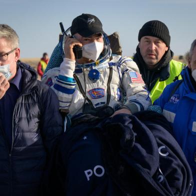 Cosmonautas russos e astronauta norte-americano voltam à Terra após 355 dias no espaço.Ground personnel carry NASA astronaut Mark Vande Hei shortly after the landing of the Soyuz MS-19 space capsule in a remote area outside Dzhezkazgan (Zhezkazgan), Kazakhstan, on March 30, 2022. - A record-breaking US astronaut and two Russian cosmonauts reached Earth on March 30, with tensions between Moscow and the West soaring over Russias invasion of Ukraine, Russias space agency Roscosmos said. NASAs Mark Vande Hei is returning after setting a new record for the single longest spaceflight by a NASA astronaut, clocking 355 days aboard the International Space Station. (Photo by Bill INGALLS / NASA / AFP) / RESTRICTED TO EDITORIAL USE - MANDATORY CREDIT AFP PHOTO / NASA / Bill INGALLS - NO MARKETING NO ADVERTISING CAMPAIGNS - DISTRIBUTED AS A SERVICE TO CLIENTS<!-- NICAID(15056153) -->