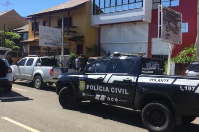 ***EM BAIXA***PORTO ALEGRE, RS, BRASIL,  31/03/2022- Vítima morre após ser baleada durante roubo de veículo em Porto Alegre. Após latrocínio no Bairro Anchieta, dois homens armados fugiram com o veículo Siena branco. Foto: Ronaldo Bernardi / Agencia RBS<!-- NICAID(15056168) -->