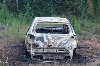 PAROBÉ - Corpos de casal de namorados estavam ao lado de um carro incendiado em uma usina de reciclagem às margens da RS-239. As vítimas estavam com as mãos entrelaçadas e amarradas com um tecido usado como corda.<!-- NICAID(15052429) -->