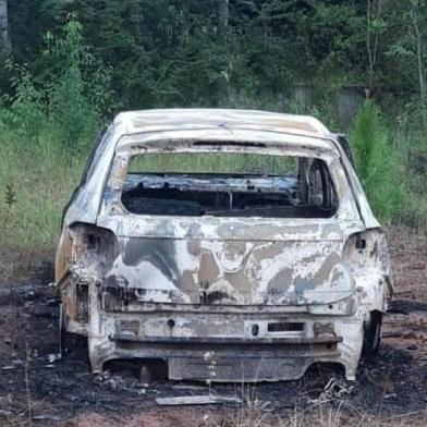 PAROBÉ - Corpos de casal de namorados estavam ao lado de um carro incendiado em uma usina de reciclagem às margens da RS-239. As vítimas estavam com as mãos entrelaçadas e amarradas com um tecido usado como corda.<!-- NICAID(15052429) -->