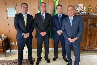 Durou menos de um mês a filiação do tenente-coronel Luciano Zucco, deputado estadual, ao Partido Liberal. Nesta quinta-feira, Zucco trocou o PL pelo Republicanos e concorrerá a deputado federal pelo partido do vice-presidente Hamilton Mourão, de quem é próximo desde dos tempos da caserna. Mourão será candidato ao Senado.<!-- NICAID(15056268) -->