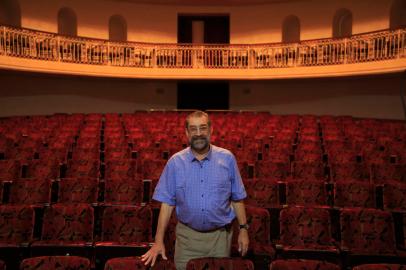 PORTO ALEGRE, RS, BRASIL - 22.12.2021 - Retrato de Antônio Hohlfeldt, Presidente da Fundação Theatro São Pedro. (Foto: Jefferson Botega/Agencia RBS)Indexador: Jeff Botega<!-- NICAID(14974510) -->