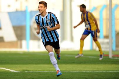 NOVO HAMBURGO,BRASIL,RS - 16/03/2014 - Gauchão - 15ª Rodada, Grêmio x Pelotas no estádio do Vale.(FOTO:BRUNO ALENCASTRO/AGÊNCIA RBS)Jogador Jean Deretti faz gol<!-- NICAID(10319931) -->