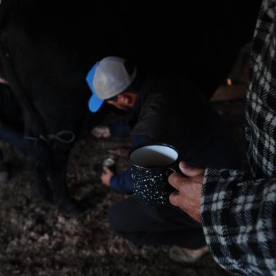 SÃO JOSÉ DOS AUSENTES, RS, BRASIL, 01/04/2022. A reportagem foi até São José dos Ausentes para conferir a primeira onda de frio de 2022. Na foto, Paulo Nunes da Silva, 61 anos, pecuarista. (Bruno Todeschini/Agência RBS)<!-- NICAID(15057232) -->