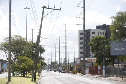 01/04/2022 - DOSSIÊ CEEE - Cases de problemas verificados com os serviços da CEEE para ilustrar o Especial sobre a situação da CEEE oito meses após a Equatorial Energia ter assumido o controle da empresa. No local, dois postes, um deles com transformador permanecem tombados após o último temporal. Moradores acumulam protocolos e não conseguem solução. Maria Inês Luz dos Santos, moradora do local vai coletar protocolos e nos indicar os locais com problema. Reporter acompanha.<!-- NICAID(15057388) -->