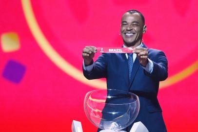 Former Brazilian footballer and World Cup winner Cafu displays the name of Brazil during the draw for the 2022 World Cup in Qatar at the Doha Exhibition and Convention Center on April 1, 2022. (Photo by FRANCK FIFE / AFP)Editoria: SPOLocal: DohaIndexador: FRANCK FIFESecao: soccerFonte: AFPFotógrafo: STF<!-- NICAID(15057516) -->