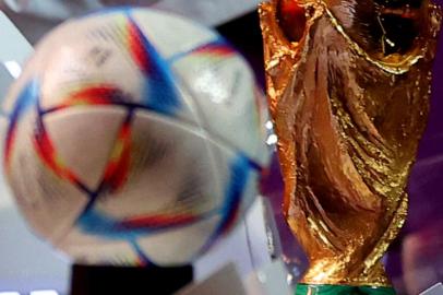 The official 2022 World Cup ball called Al-Rihla, which means the journey in Arabic, and the FIFA World Cup trophy are seen on stage during the draw for the 2022 World Cup in Qatar at the Doha Exhibition and Convention Center on April 1, 2022. (Photo by KARIM JAAFAR / AFP)Editoria: SPOLocal: DohaIndexador: KARIM JAAFARSecao: soccerFonte: AFPFotógrafo: STR<!-- NICAID(15057651) -->