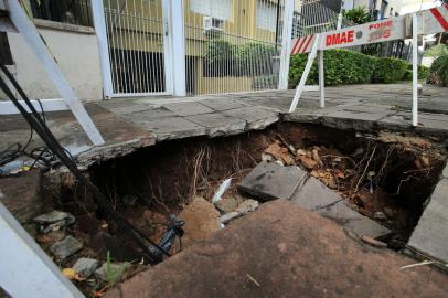 PORTO ALEGRE,RS,BRASIL.2022,04,01.Cratera que esta aberta ha meses, na Rua Luiz de Camões, causa transtornos e riscos para pedestres que passam pelo local, e logo moradores não,poderam sair com seu veículos do condomidio, pois a cratera esta cada vez mais afundando.(RONALDO BERNARDI/AGENCIA RBS).<!-- NICAID(15057389) -->