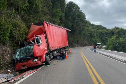 Acidente envolvendo caminhão na BR-116 em Campestre da Serra.<!-- NICAID(15057932) -->