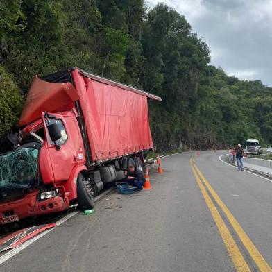 Acidente envolvendo caminhão na BR-116 em Campestre da Serra.<!-- NICAID(15057932) -->