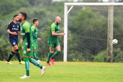 CAXIAS DO SUL, RS, BRASIL, 30/03/2022. Juventude x Grêmio, jogo-treino realizado no Centro de Formação de Atletas e Cidadãos, o CFAC. O Juventude verceu por 4 a 2. Comemoração do primero gol do Juventude marcado pelo meia Marlon (careca). (Porthus Junior/Agência RBS)            <!-- NICAID(15055609) -->