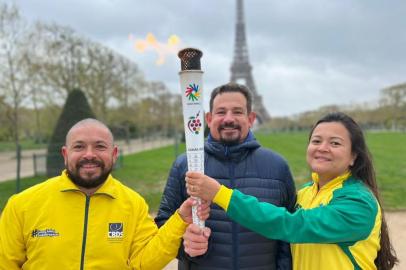 Tocha Surdolímpica passa por Paris antes de chegar a Caxias do Sul com a presidente do CBDS, Diana Kyosen (D), presidente do Comitê Internacional Gustavo Perazzolo (C) e atleta Dauber (E)<!-- NICAID(15058219) -->