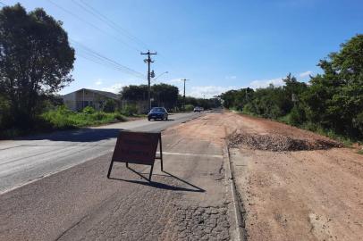 Estrada do Conde passa por obra de recuperação asfáltica e construção de acostamento<!-- NICAID(15058295) -->