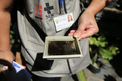 PORTO ALEGRE,RS,BRASIL.2022,04,02.Dia D de combate á Dengue, as agentes de saúde de combate a edemias da Secretaria Municipal de Saúde, Sandra Alves Babosa e Denise Marques Garcia médica veterinária da SMS, dupla percorre bairros da zobna sul de Porto Alegreneste di D de combate a Dengue.(RONALDO BERNARDI/AGENCIARBS).<!-- NICAID(15058636) -->